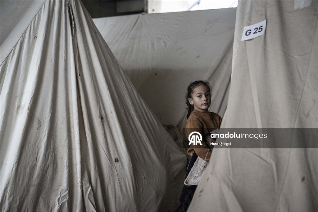 İsrail saldırıları nedeniyle evlerini terk etmek zorunda kalan Lübnanlılar, günlerini sokakta geçiriyor