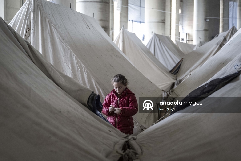 İsrail saldırıları nedeniyle evlerini terk etmek zorunda kalan Lübnanlılar, günlerini sokakta geçiriyor