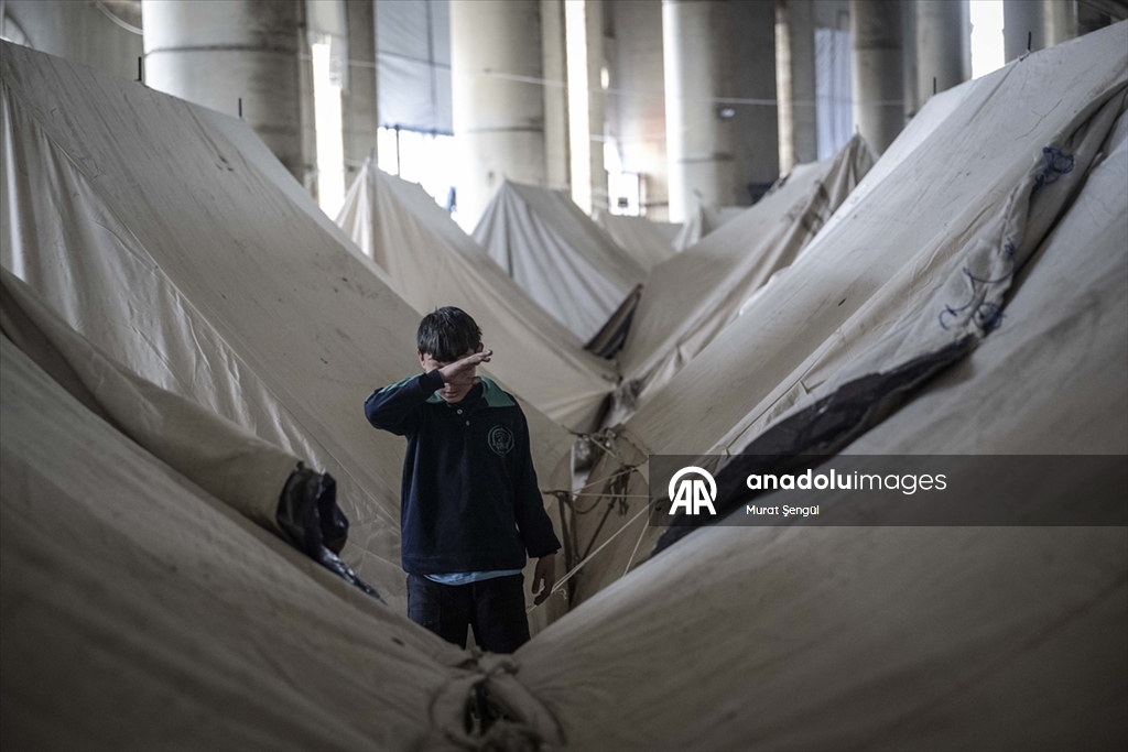 İsrail saldırıları nedeniyle evlerini terk etmek zorunda kalan Lübnanlılar, günlerini sokakta geçiriyor