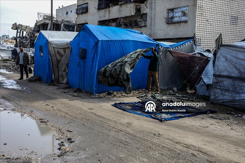 Gazze'de yerinden edilen Filistinliler yaşam mücadelesi veriyor