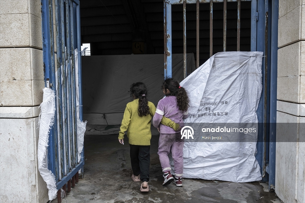 İsrail saldırıları nedeniyle evlerini terk etmek zorunda kalan Lübnanlılar, günlerini sokakta geçiriyor