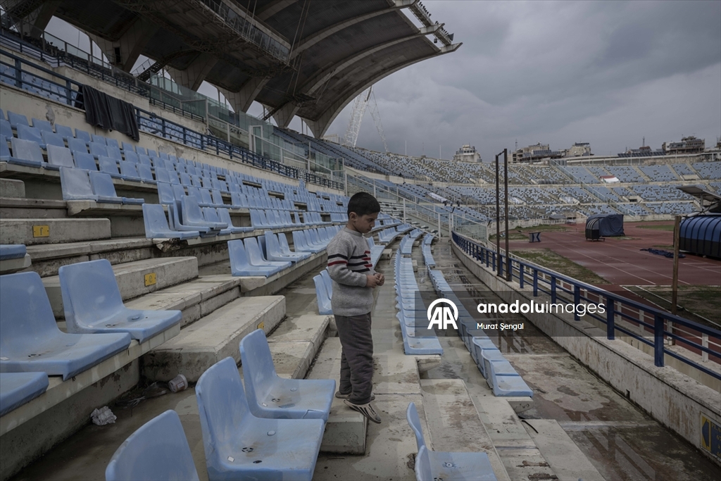 İsrail saldırıları nedeniyle evlerini terk etmek zorunda kalan Lübnanlılar, günlerini sokakta geçiriyor