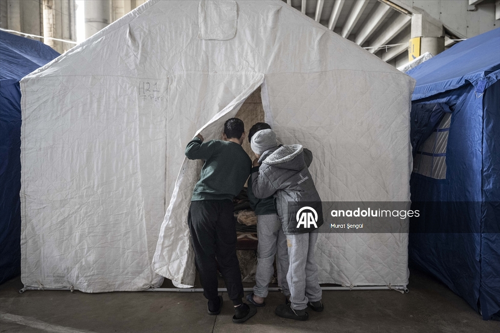 İsrail saldırıları nedeniyle evlerini terk etmek zorunda kalan Lübnanlılar, günlerini sokakta geçiriyor