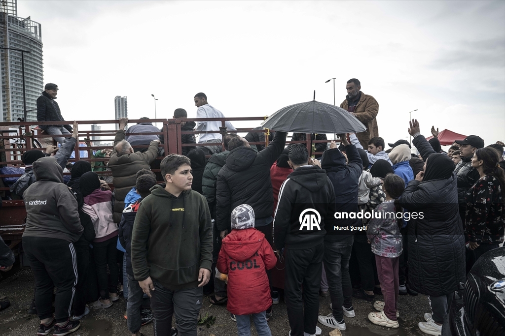 İsrail saldırıları nedeniyle evlerini terk etmek zorunda kalan Lübnanlılar, günlerini sokakta geçiriyor