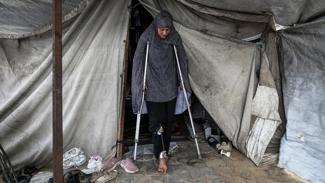 İsrail saldırısında ağır yaralanan Filistinli anne tedavi olmayı bekliyor