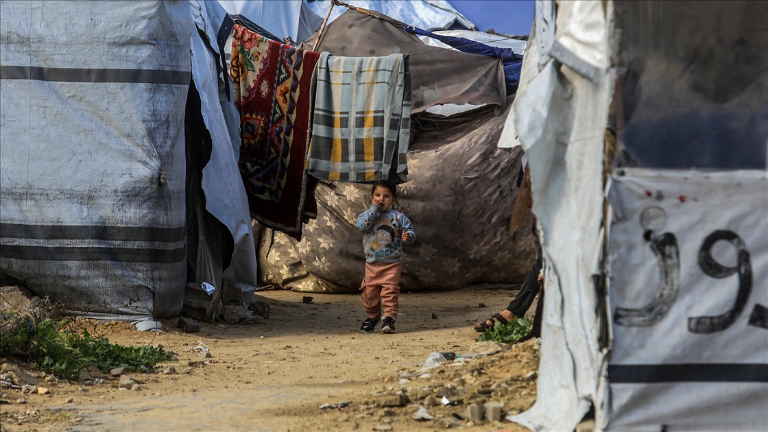 Gazze'de yerinden edilen Filistinliler yaşam mücadelesi veriyor