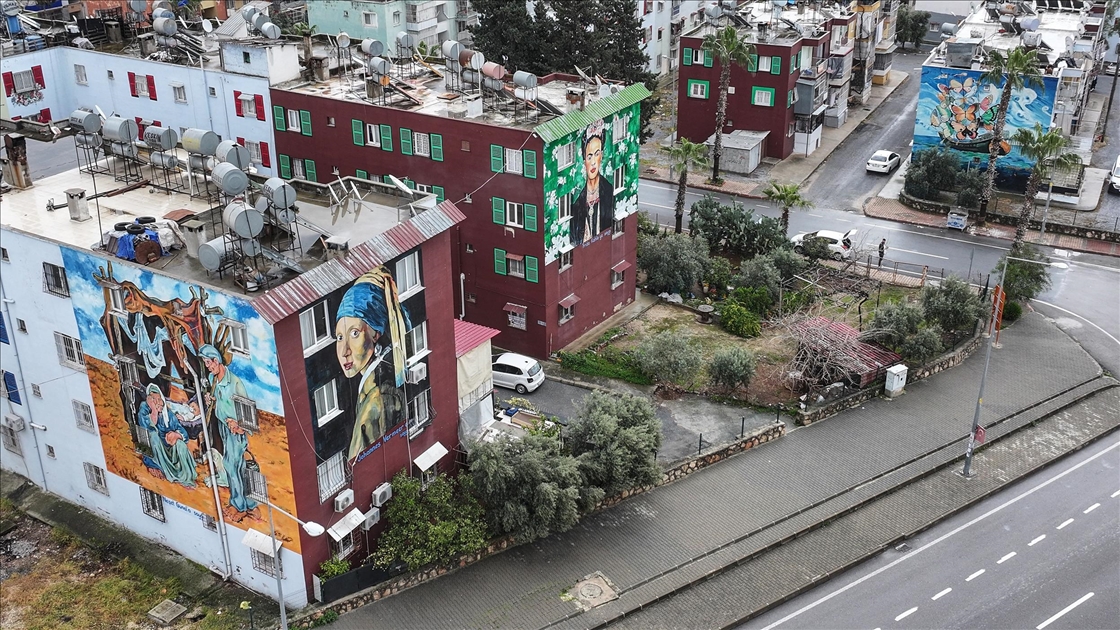 Mersin'de ünlü ressamların eserlerinin resmedildiği binalar mahalleye renk katıyor