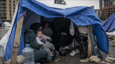 İsrail saldırıları nedeniyle evlerini terk etmek zorunda kalan Lübnanlılar, günlerini sokakta geçiriyor