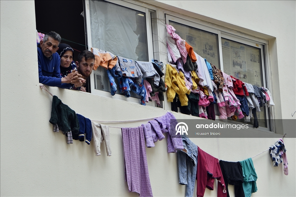 Ливанские семьи, спасающиеся от израильских атак, продолжают жить в школах, где они нашли убежище