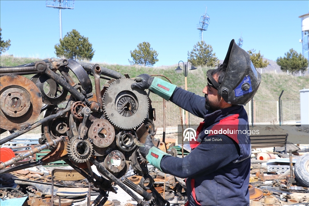 إلازيغ التركية.. تماثيل خيول من النفايات لتعزيز ثقافة إعادة التدوير 