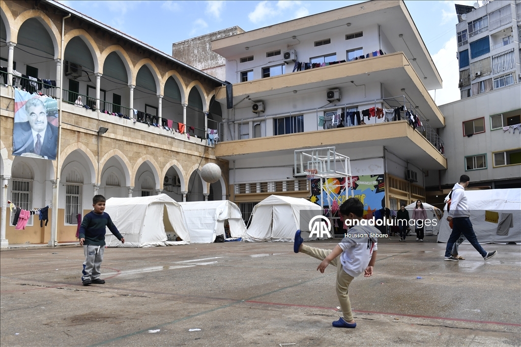 Ливанские семьи, спасающиеся от израильских атак, продолжают жить в школах, где они нашли убежище