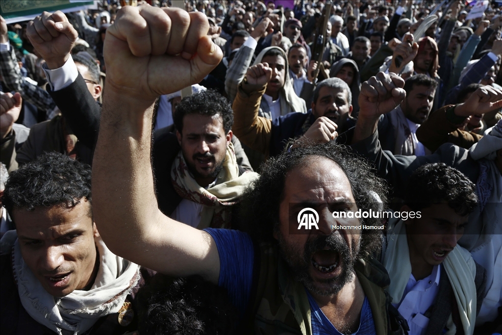 اليمن.. آلاف المتظاهرين يتضامنون مع إيران وفلسطين ولبنان