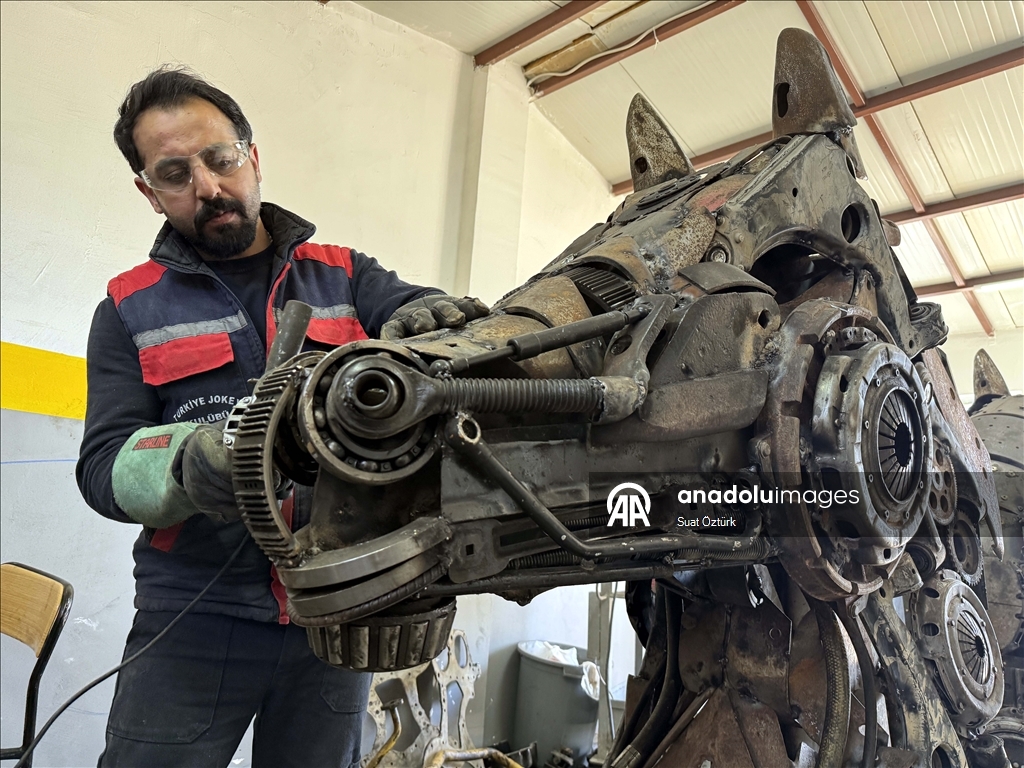 إلازيغ التركية.. تماثيل خيول من النفايات لتعزيز ثقافة إعادة التدوير 