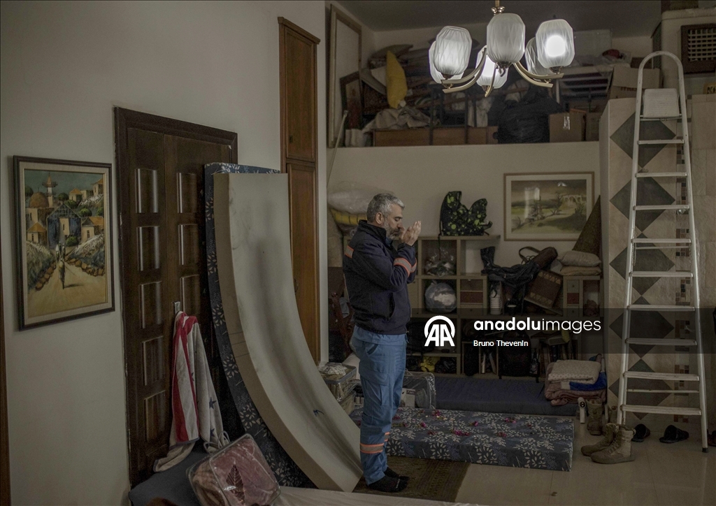 Lübnan’da sivil savunma ekipleri yas içinde kurtarma mücadelesi veriyor