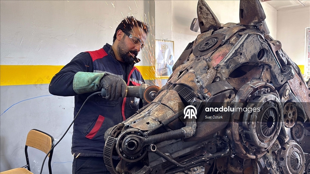 إلازيغ التركية.. تماثيل خيول من النفايات لتعزيز ثقافة إعادة التدوير 