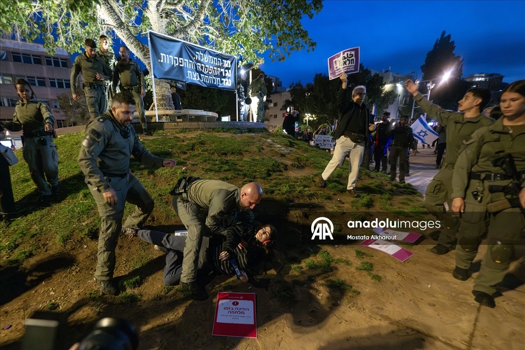  İsrail polisi Tel Aviv'de savaş karşıtı protestoya müdahale etti