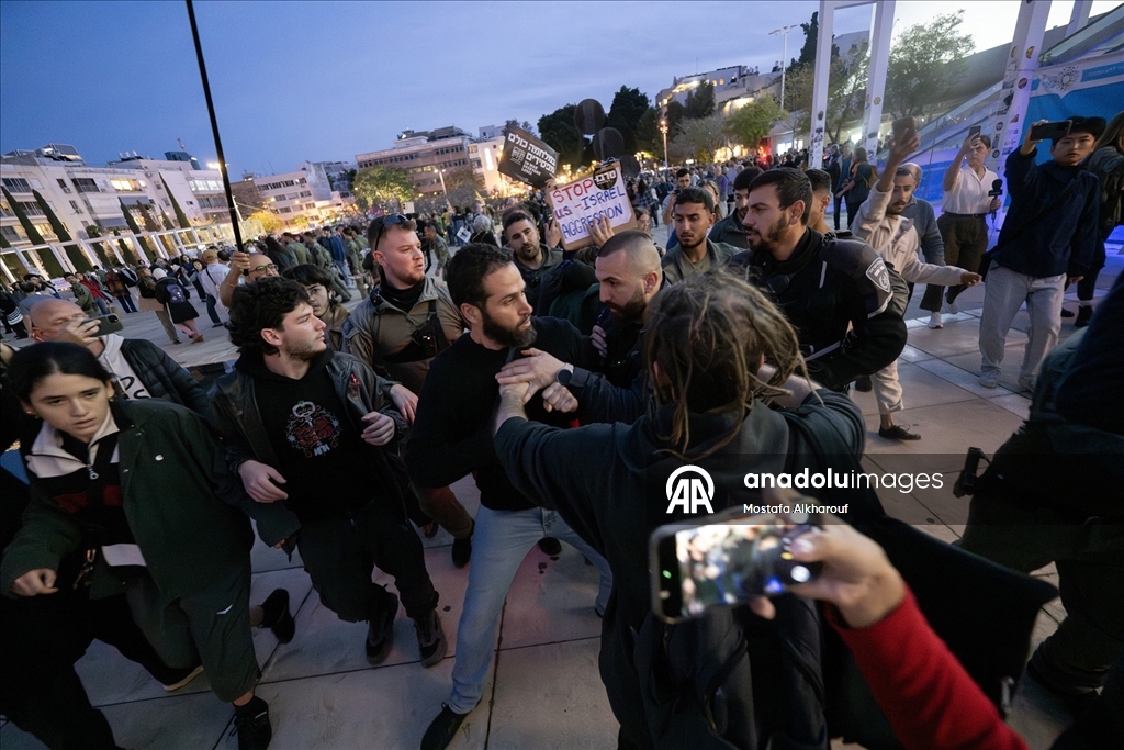  İsrail polisi Tel Aviv'de savaş karşıtı protestoya müdahale etti