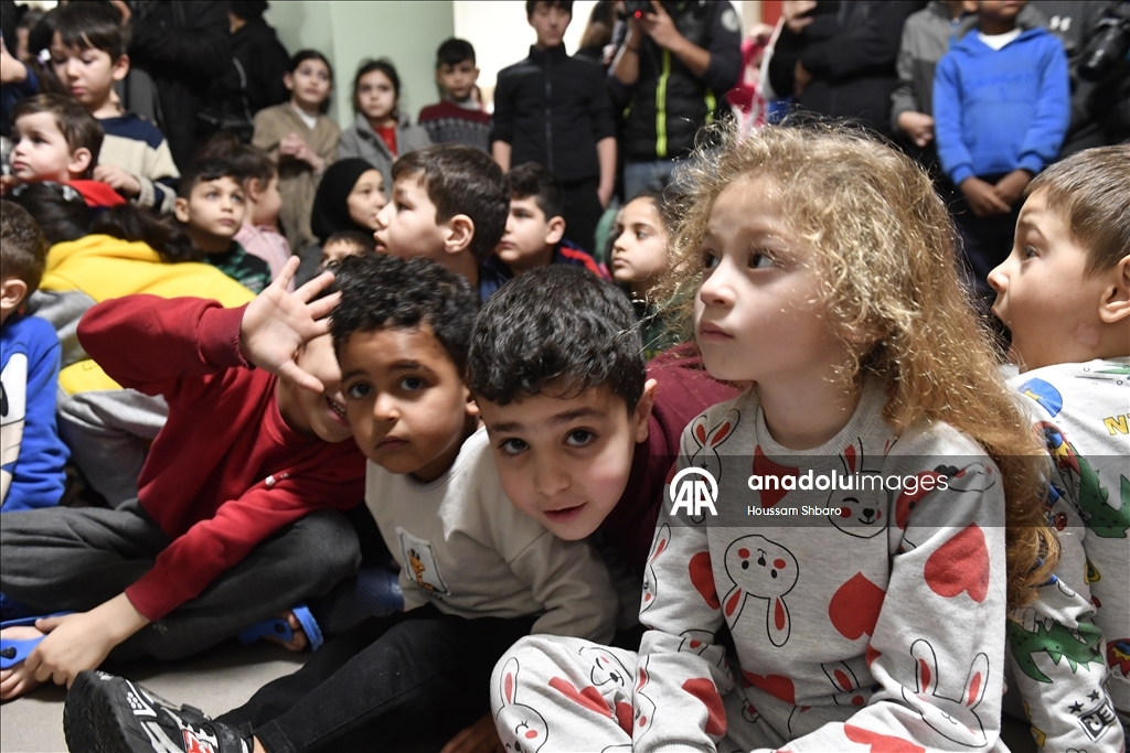 Ливанские семьи, спасающиеся от израильских атак, продолжают жить в школах, где они нашли убежище