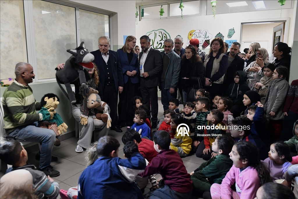 Ливанские семьи, спасающиеся от израильских атак, продолжают жить в школах, где они нашли убежище