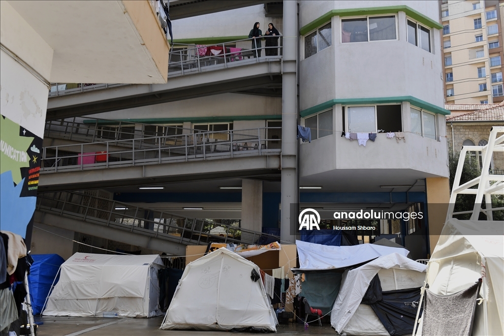 Ливанские семьи, спасающиеся от израильских атак, продолжают жить в школах, где они нашли убежище