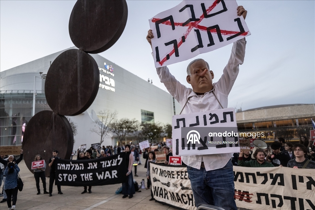  İsrail polisi Tel Aviv'de savaş karşıtı protestoya müdahale etti