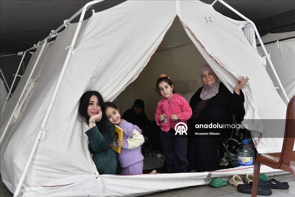 Ливанские семьи, спасающиеся от израильских атак, продолжают жить в школах, где они нашли убежище