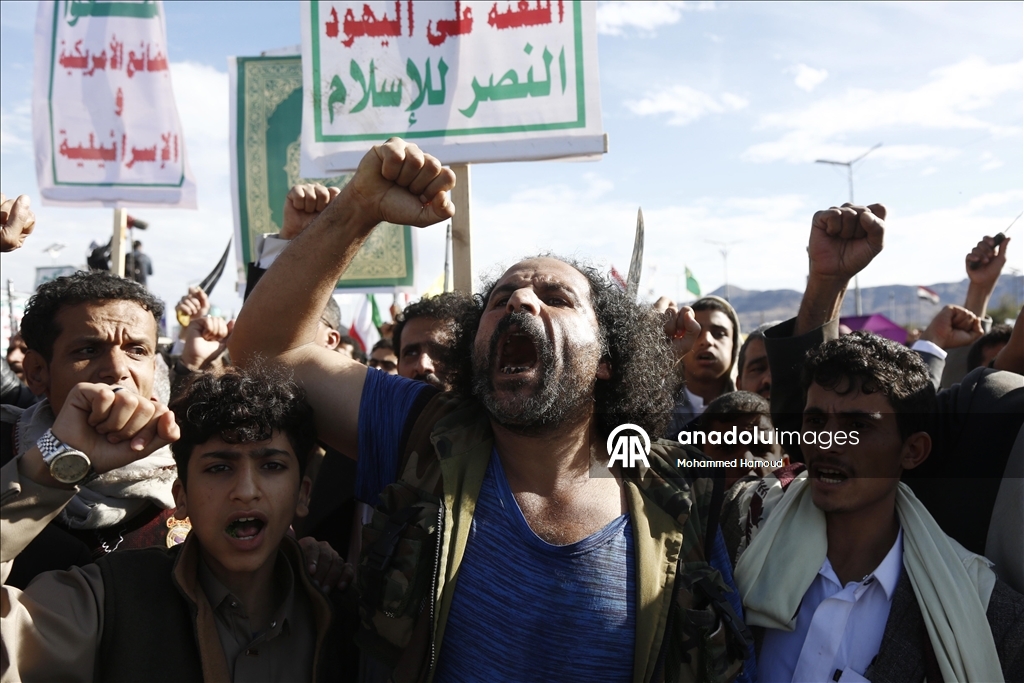 اليمن.. آلاف المتظاهرين يتضامنون مع إيران وفلسطين ولبنان