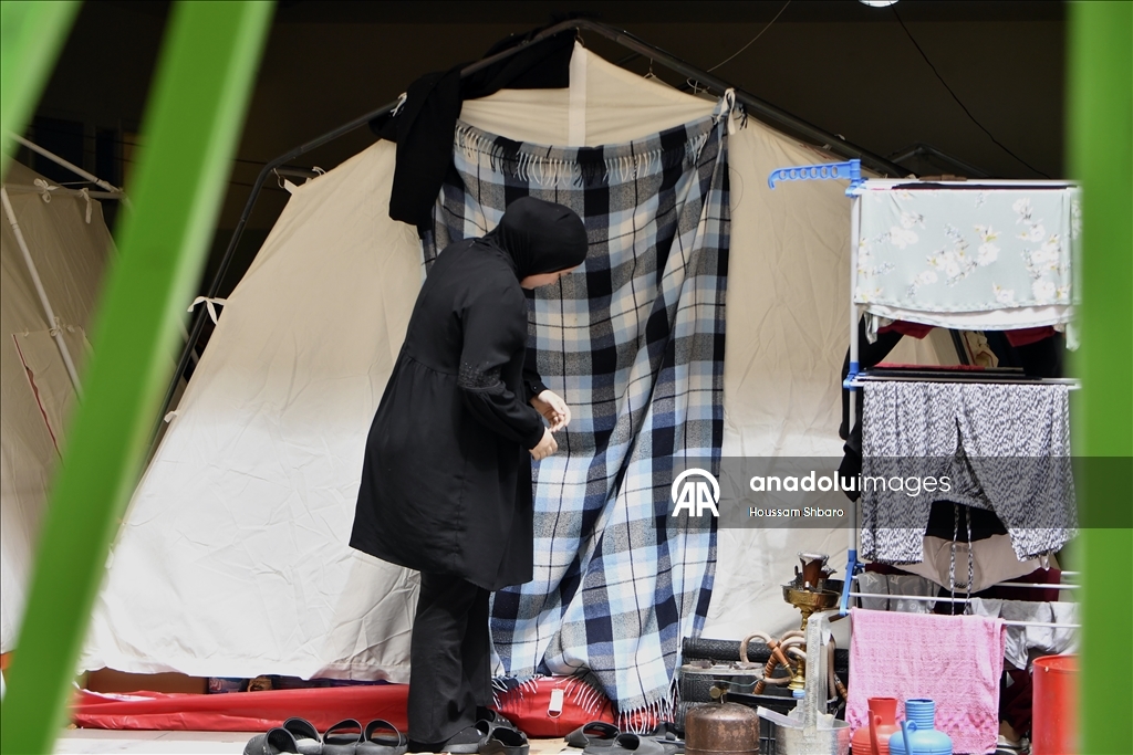 Ливанские семьи, спасающиеся от израильских атак, продолжают жить в школах, где они нашли убежище