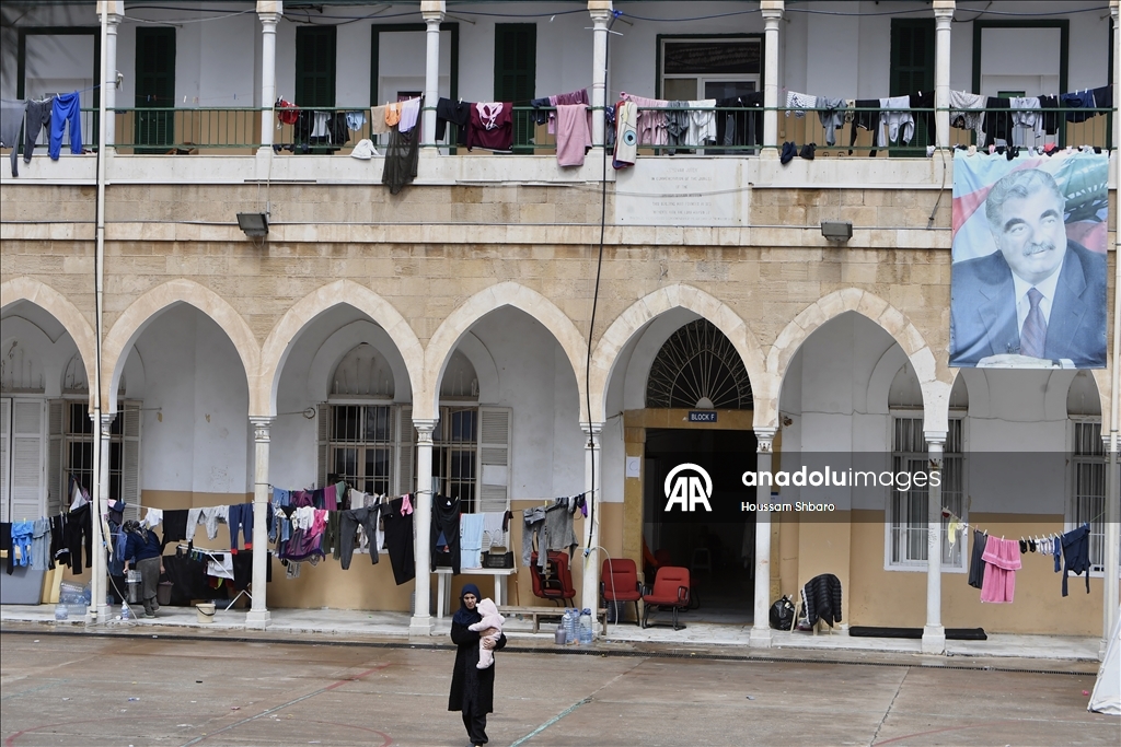 Ливанские семьи, спасающиеся от израильских атак, продолжают жить в школах, где они нашли убежище