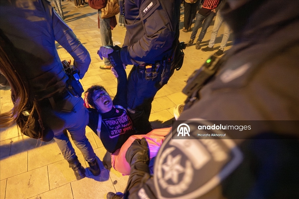  İsrail polisi Tel Aviv'de savaş karşıtı protestoya müdahale etti