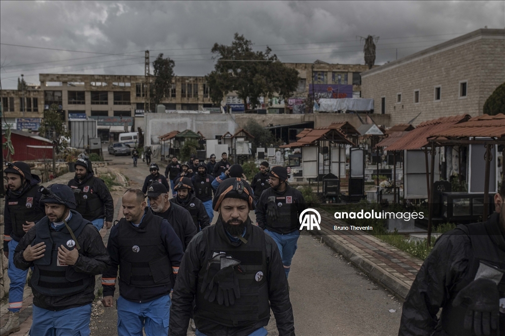 Lübnan’da sivil savunma ekipleri yas içinde kurtarma mücadelesi veriyor