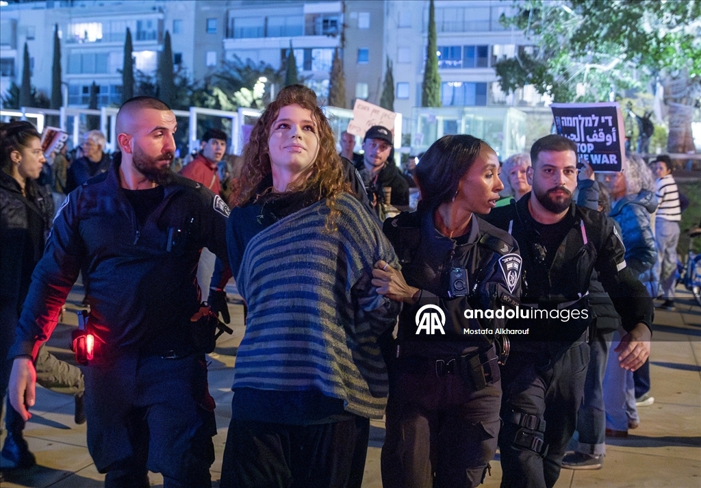  İsrail polisi Tel Aviv'de savaş karşıtı protestoya müdahale etti