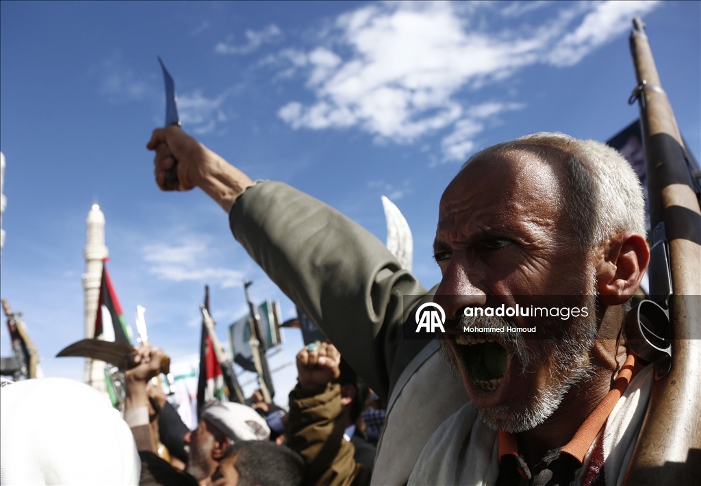 اليمن.. آلاف المتظاهرين يتضامنون مع إيران وفلسطين ولبنان
