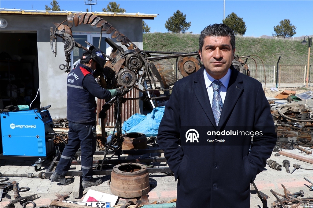 إلازيغ التركية.. تماثيل خيول من النفايات لتعزيز ثقافة إعادة التدوير 