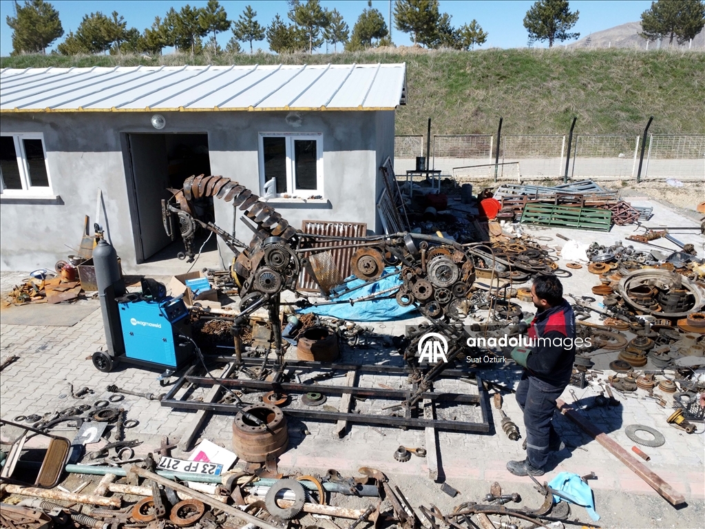 إلازيغ التركية.. تماثيل خيول من النفايات لتعزيز ثقافة إعادة التدوير 