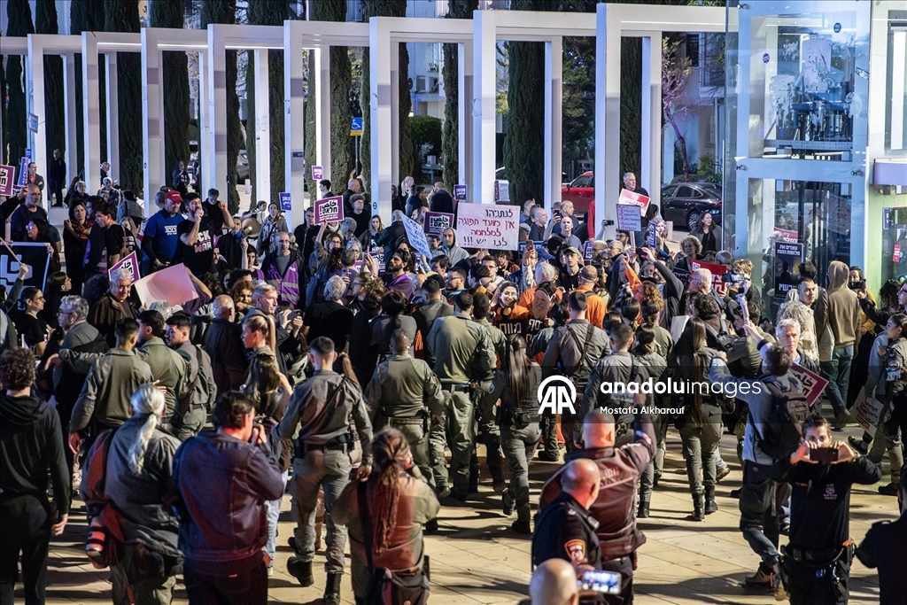  İsrail polisi Tel Aviv'de savaş karşıtı protestoya müdahale etti