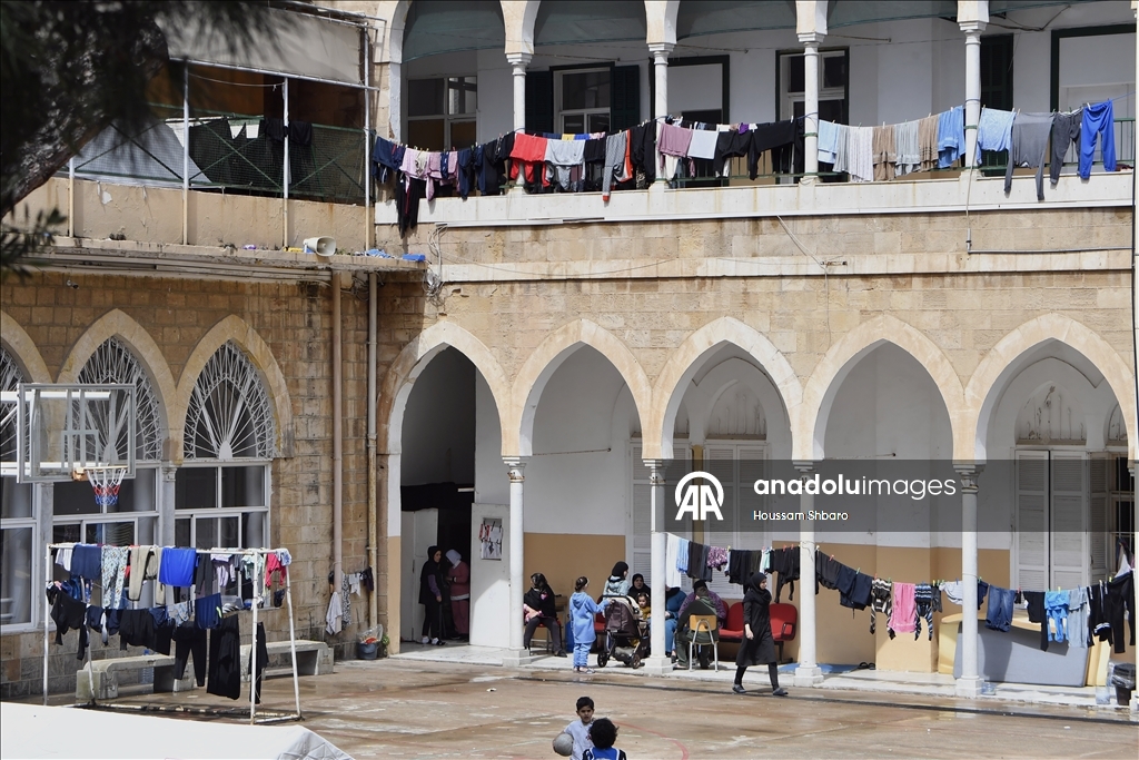 Ливанские семьи, спасающиеся от израильских атак, продолжают жить в школах, где они нашли убежище