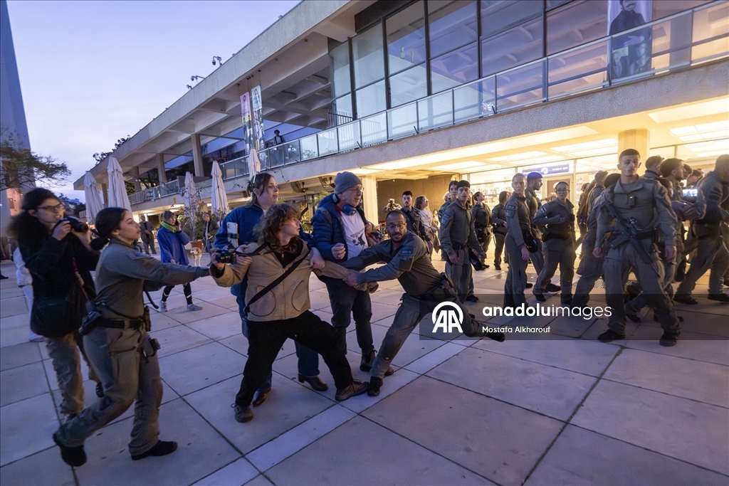 İsrail polisi Tel Aviv'de savaş karşıtı protestoya müdahale etti