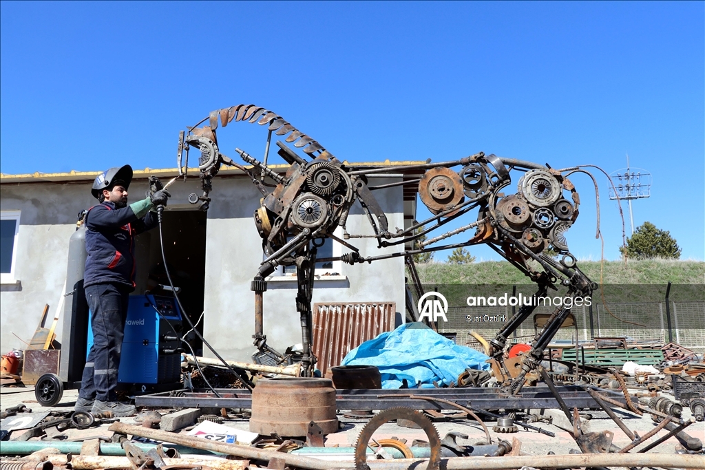 إلازيغ التركية.. تماثيل خيول من النفايات لتعزيز ثقافة إعادة التدوير 