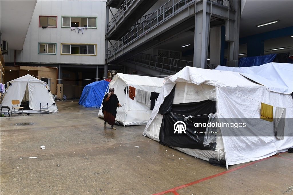 Ливанские семьи, спасающиеся от израильских атак, продолжают жить в школах, где они нашли убежище