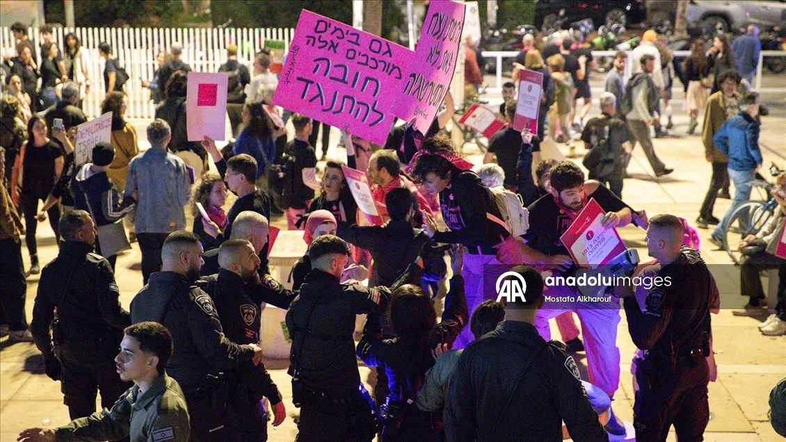  İsrail polisi Tel Aviv'de savaş karşıtı protestoya müdahale etti