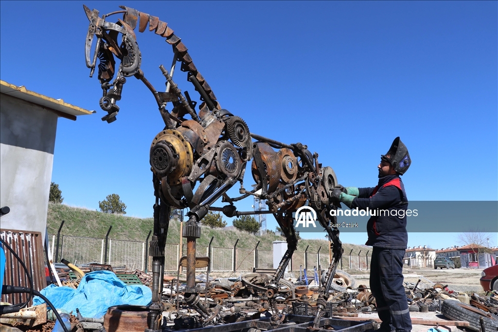 إلازيغ التركية.. تماثيل خيول من النفايات لتعزيز ثقافة إعادة التدوير 