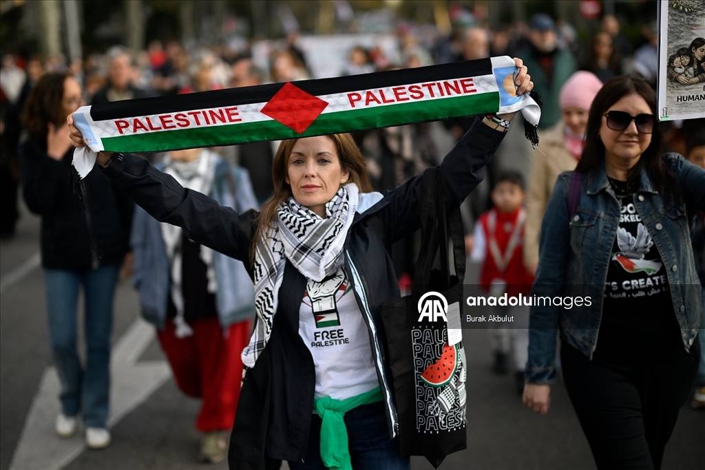 İspanya'nın birçok kentinde savaş karşıtı gösteriler düzenlendi