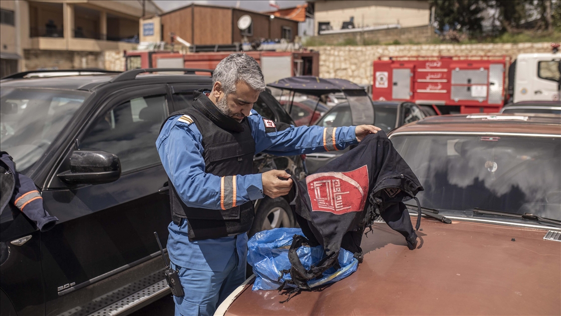 Lübnan’da sivil savunma ekipleri yas içinde kurtarma mücadelesi veriyor