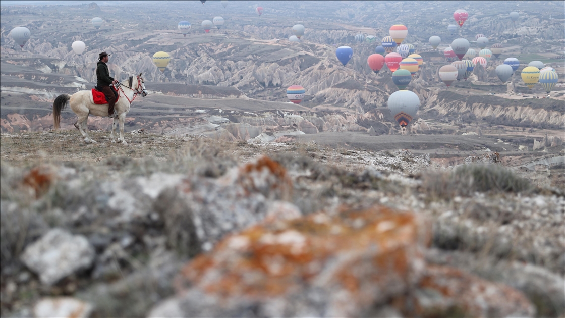 "Yamaçların Atlısı" Kapadokya'yı at sırtında keşfediyor