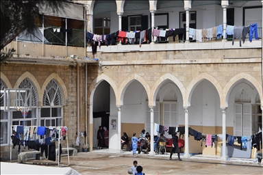 Ливанские семьи, спасающиеся от израильских атак, продолжают жить в школах, где они нашли убежище