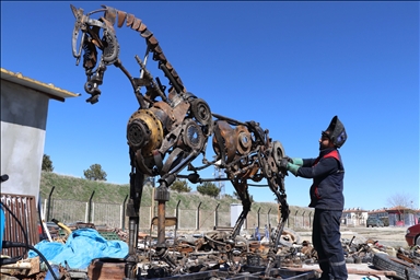 إلازيغ التركية.. تماثيل خيول من النفايات لتعزيز ثقافة إعادة التدوير