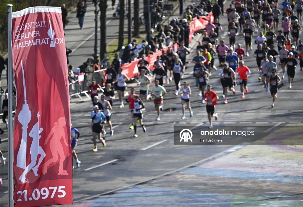 Berlin Yarı Maratonu’nda binlerce koşucu parkura çıktı