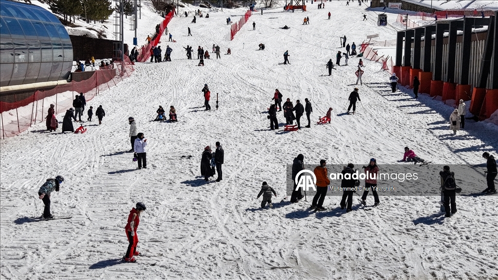 На популярном горнолыжном курорте Паландокен продолжается сезон катания