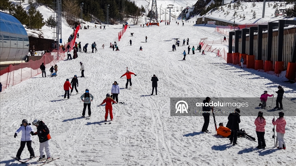 На популярном горнолыжном курорте Паландокен продолжается сезон катания